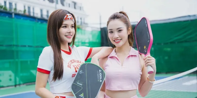 Huyền My - Đôi chân dài, bờ vai thon